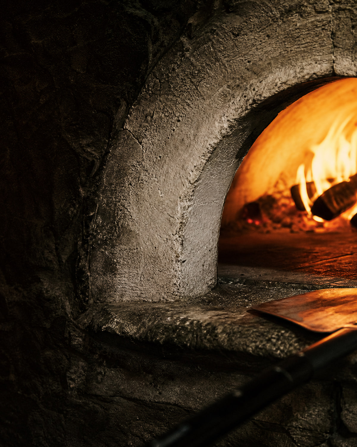 Odun ateşiyle yanan pizza fırını