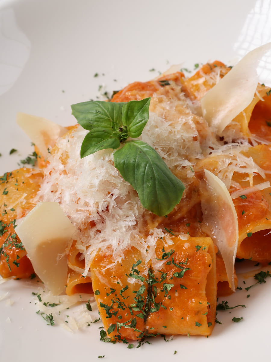 Parmesan ve fesleğenli paccheri makarna